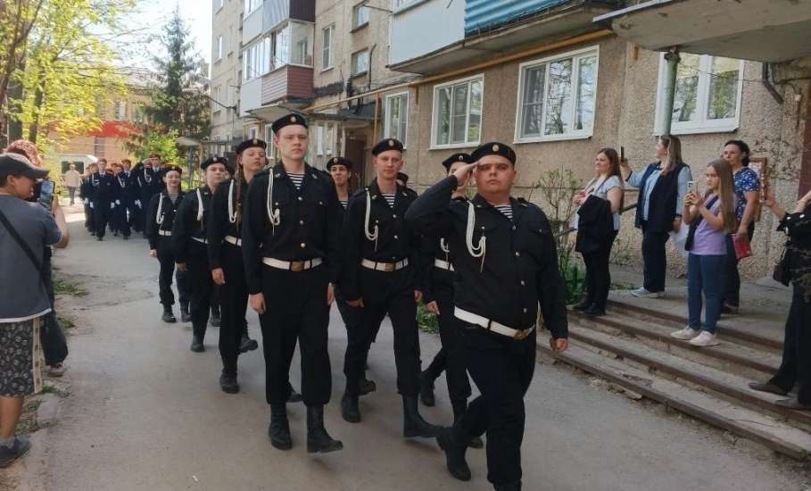 &laquo;Парад у дома ветерана&raquo; сегодня прошёл в Ельце