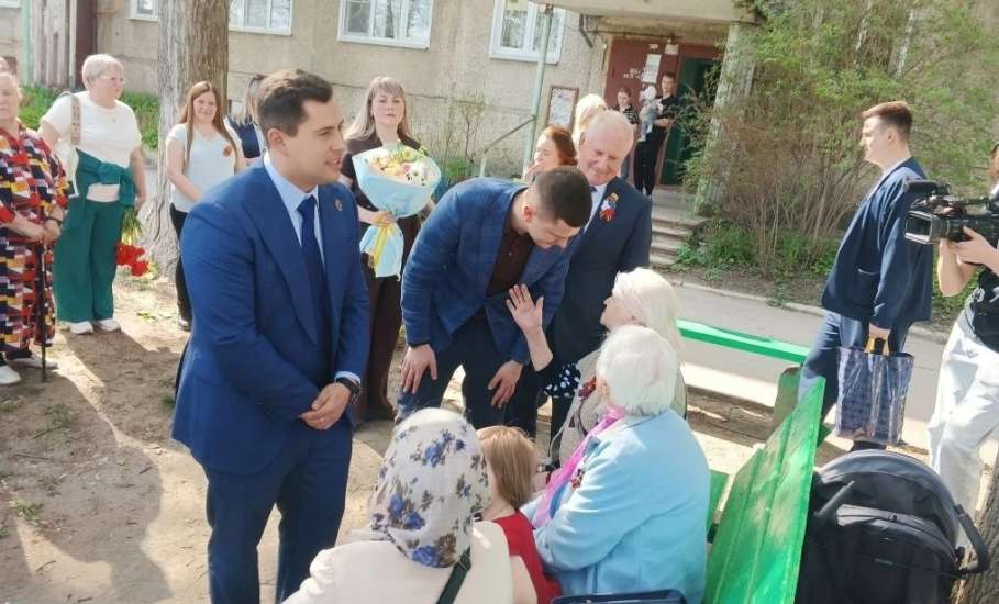 &laquo;Парад у дома ветерана&raquo; сегодня прошёл в Ельце