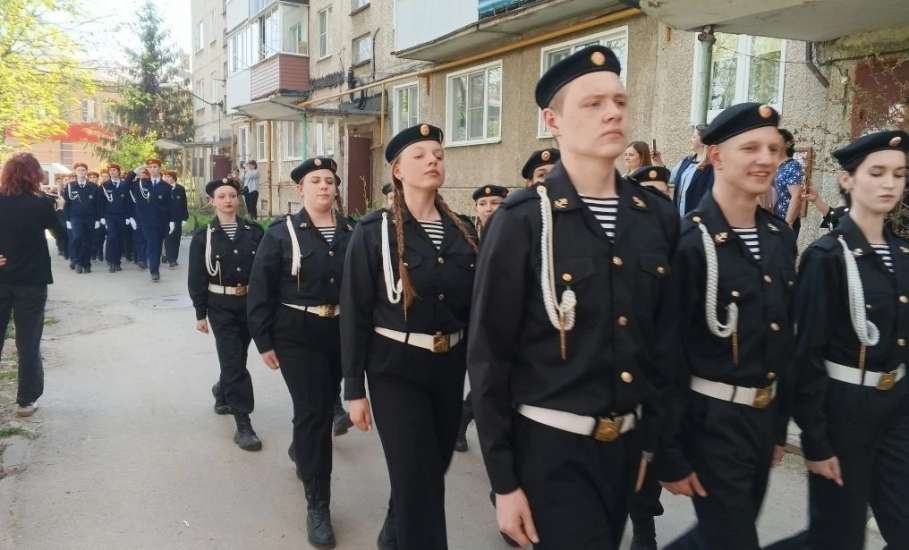 &laquo;Парад у дома ветерана&raquo; сегодня прошёл в Ельце