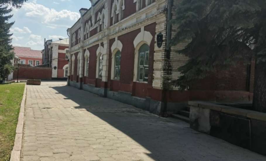 В окнах Художественного музея со стороны площади Ленина открыла свою работу выставка, которую невозможно пройти мимо
