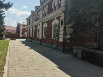 В окнах Художественного музея со стороны площади Ленина открыла свою работу выставка, которую невозможно пройти мимо