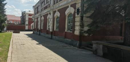 В окнах Художественного музея со стороны площади Ленина открыла свою работу выставка, которую невозможно пройти мимо