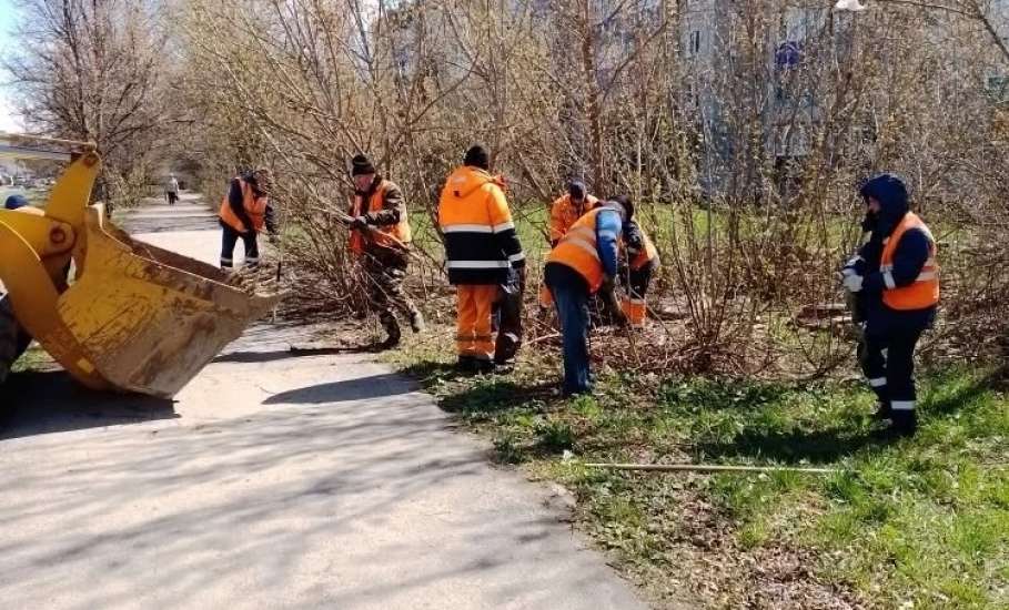 Наведение чистоты на улицах Ельца продолжается