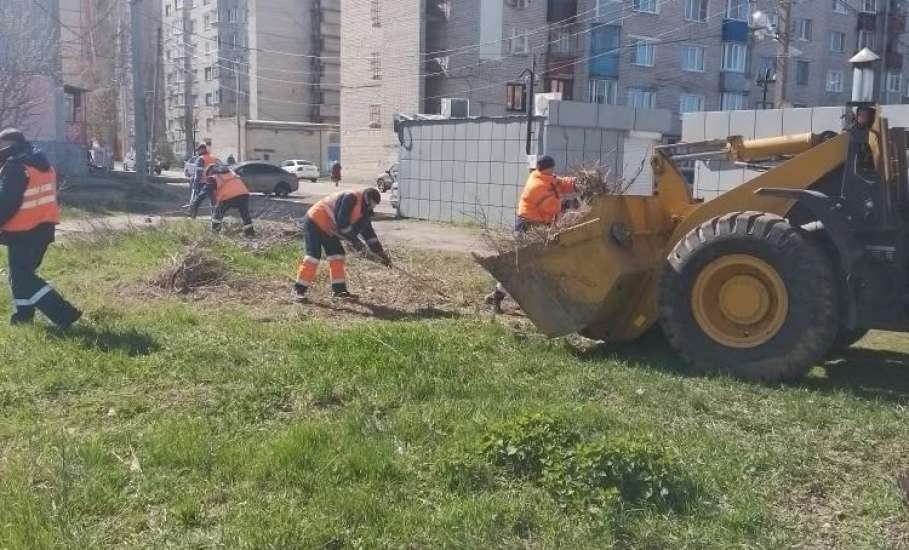 Наведение чистоты на улицах Ельца продолжается