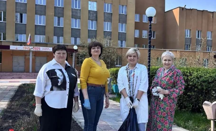 Коллектив ГУЗ "Елецкая городская детская больница" принял участие в благоустройстве и высадке саженцев рябины и сирени на "Аллее Памяти" на территории учреждения