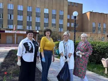 Коллектив ГУЗ "Елецкая городская детская больница" принял участие в благоустройстве и высадке саженцев рябины и сирени на "Аллее Памяти" на территории учреждения