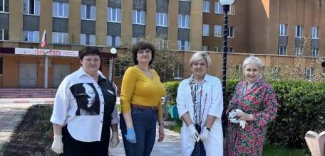Коллектив ГУЗ "Елецкая городская детская больница" принял участие в благоустройстве и высадке саженцев рябины и сирени на "Аллее Памяти" на территории учреждения