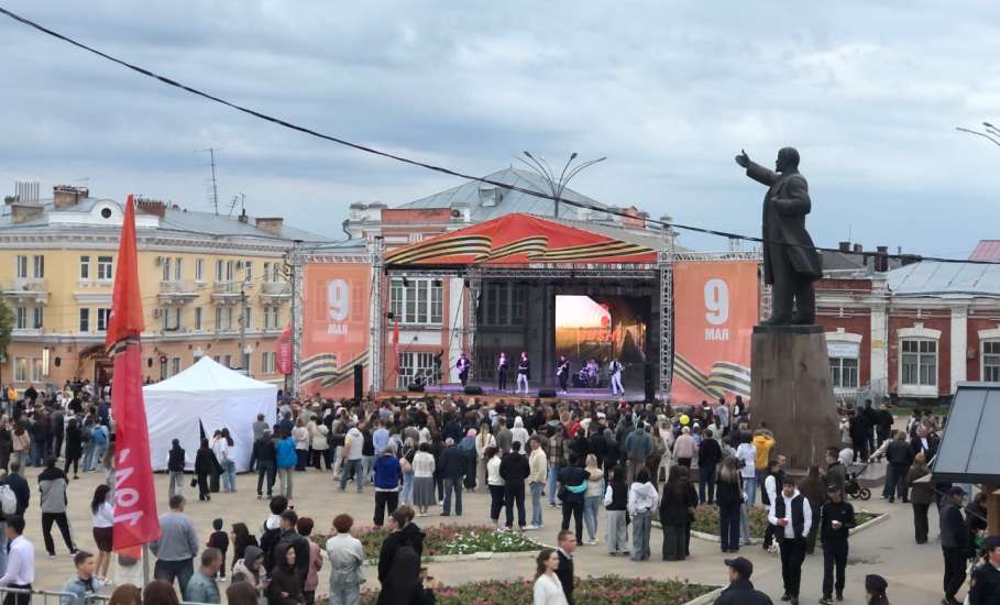 На площади Ленина в Ельце проходит концерт