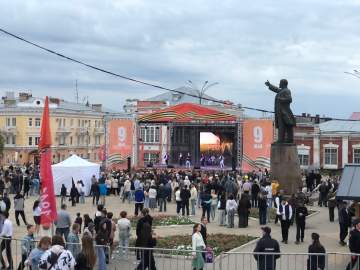 На площади Ленина в Ельце проходит концерт