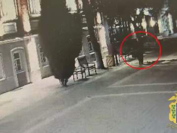 В Ельце сотрудниками полиции установлен подозреваемый в краже сумки, оставленной девушкой на скамейке