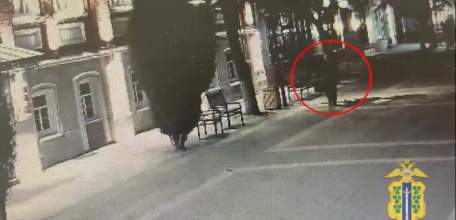 В Ельце сотрудниками полиции установлен подозреваемый в краже сумки, оставленной девушкой на скамейке