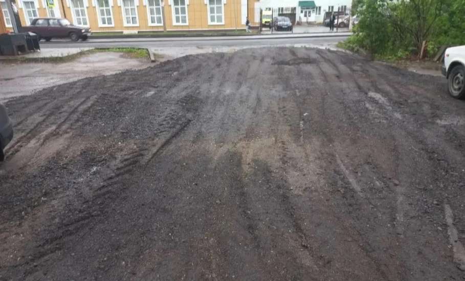 На участке въезда с улицы Новолипецкой к дому №11 (напротив клиники Шаталова) завершены работы по засыпке и выравниванию проезда