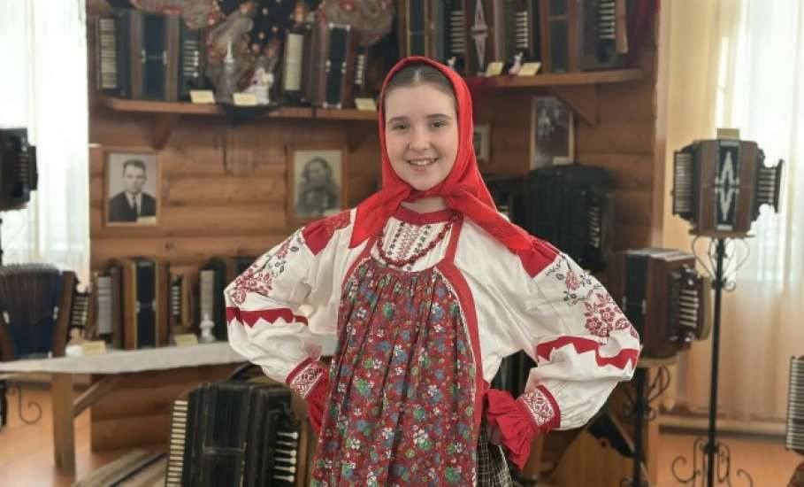 Девочка-солнце снова радует ельчан