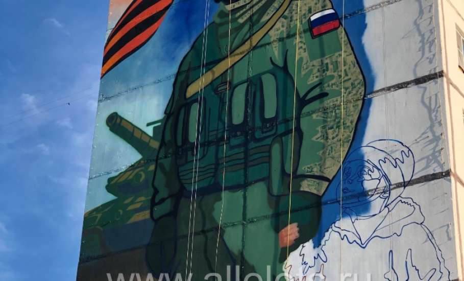 В Ельце появился солдат с оружием на фоне танка!