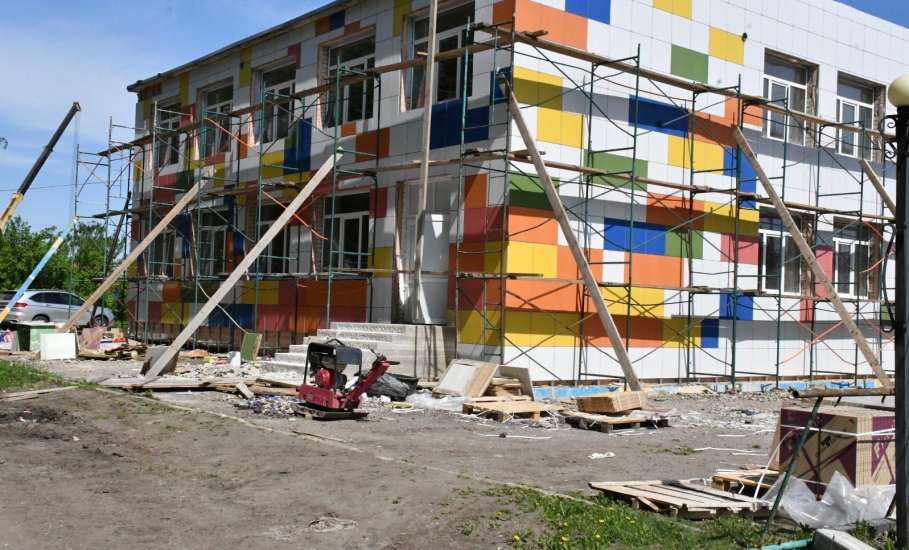 В школе деревни Хмелинец Елецкого муниципального округа полным ходом идет капитальный ремонт