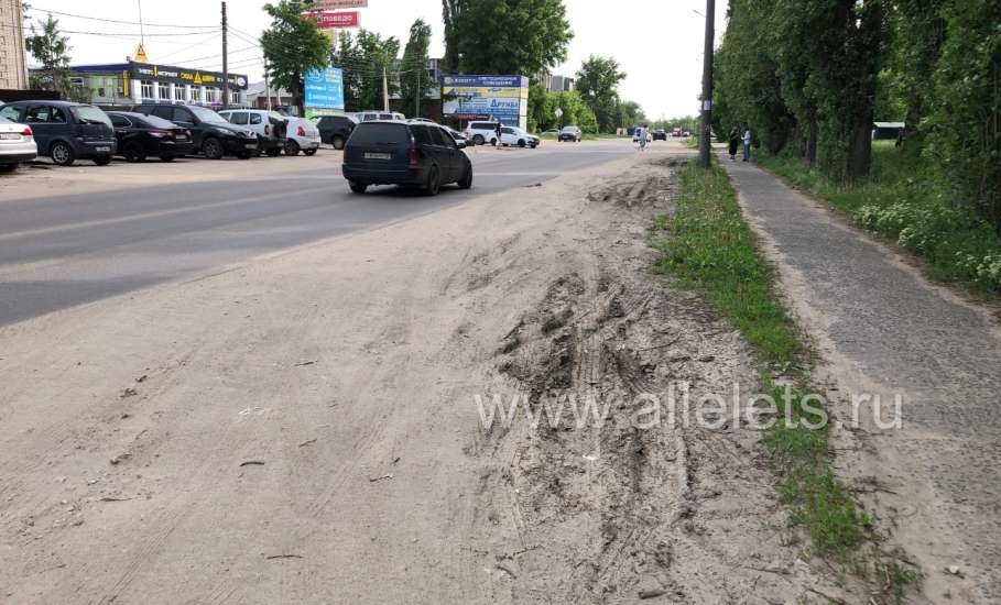 Обочины и тротуары просто отсутствуют в Ельце по улице Костенко