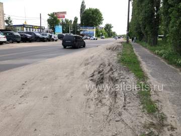 Обочины и тротуары просто отсутствуют в Ельце по улице Костенко