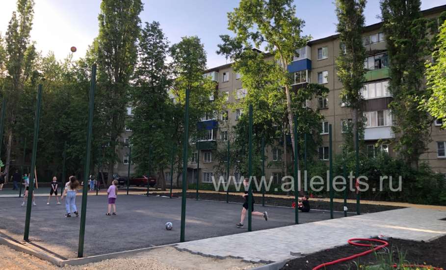 В микрорайоне Новые дома продолжается благоустройство спортивной площадки