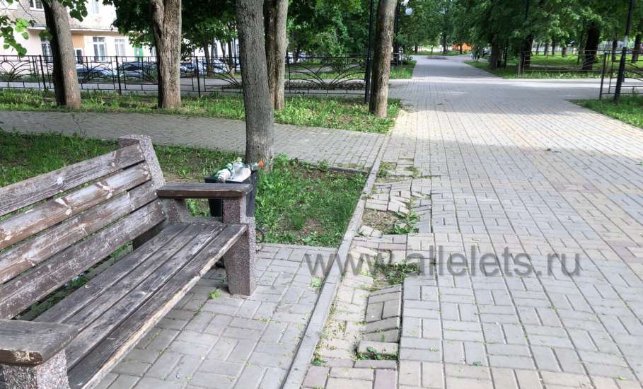 Сначала в сквере Харченко пришли в негодность лавки и плитка, а теперь исчезают целые скамейки!