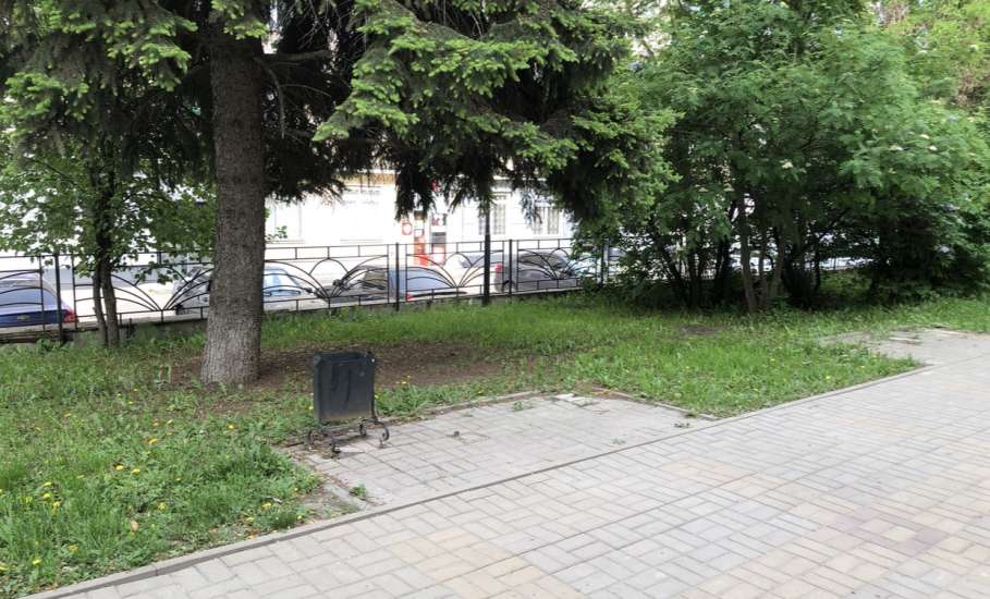 Сначала в сквере Харченко пришли в негодность лавки и плитка, а теперь исчезают целые скамейки!