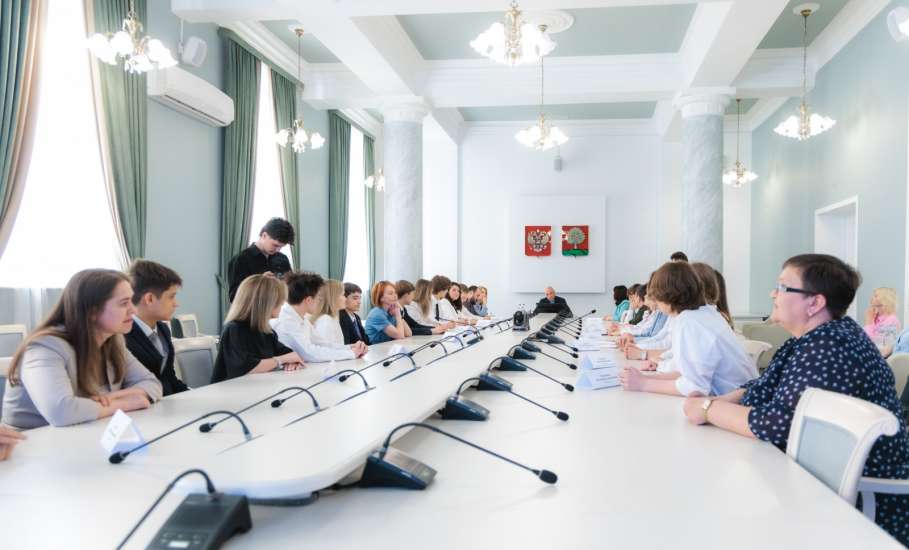 Вчера в Липецкой области состоялась встреча, на которой Игорь Артамонов поздравил победителей и призёров Всероссийской олимпиады школьников.