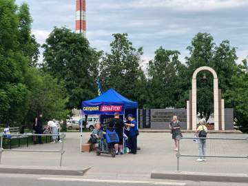 Сегодня в микрорайоне Новые дома по улице Героев, в сквере Чернобыльцев, установили палатку с рекламой ЛДПР
