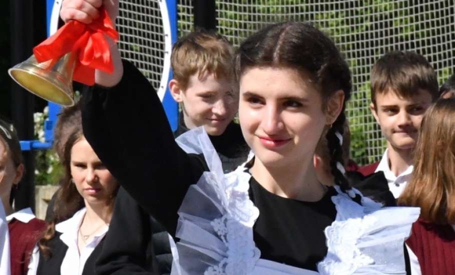 Уважаемые выпускники, родители и педагоги! От всей души поздравляем вас с праздником последнего звонка!