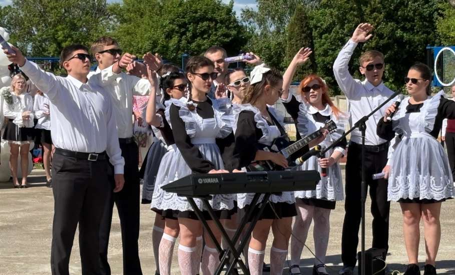Уважаемые выпускники, родители и педагоги! От всей души поздравляем вас с праздником последнего звонка!
