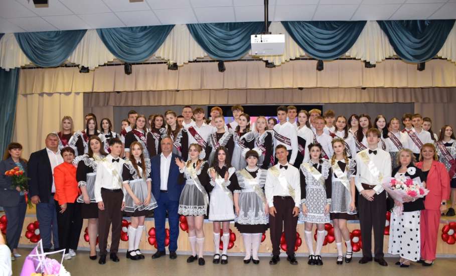 Уважаемые выпускники, родители и педагоги! От всей души поздравляем вас с праздником последнего звонка!