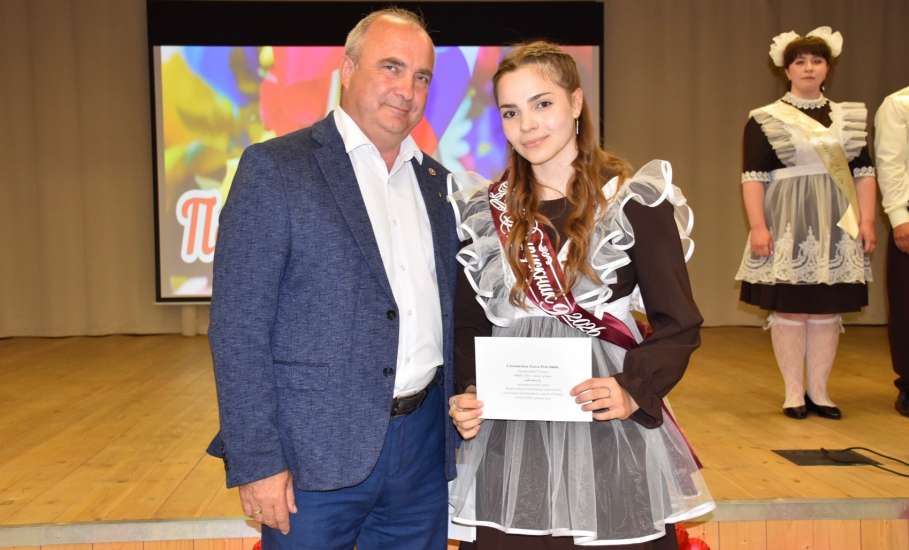 Уважаемые выпускники, родители и педагоги! От всей души поздравляем вас с праздником последнего звонка!