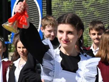 Уважаемые выпускники, родители и педагоги! От всей души поздравляем вас с праздником последнего звонка!