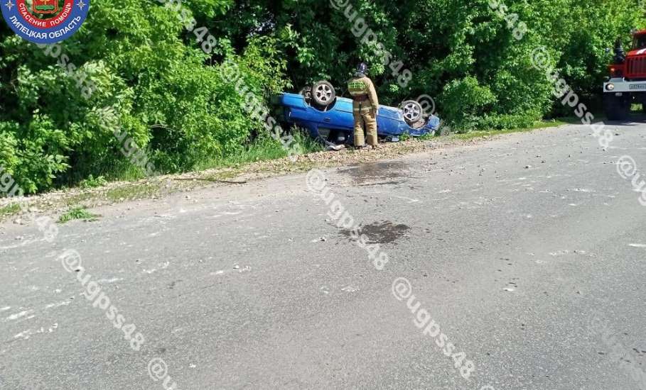 Сегодня на 14 км автодороги Елец-Красное в 500 м от поворота на д. Трубицино перевернулся на крышу автомобиль Хёндай Акцент!