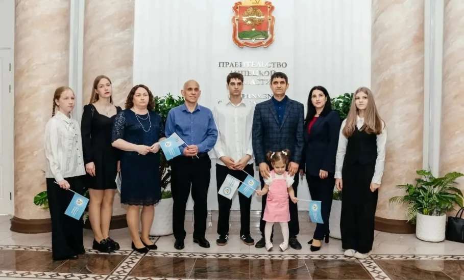 Многодетные семьи из Ельца получили награды в Липецке