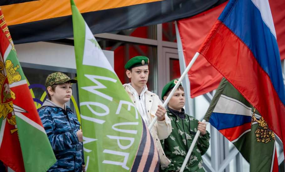 Уважаемые военнослужащие пограничных войск, дорогие ветераны пограничной службы! Поздравляю вас с профессиональным праздником!