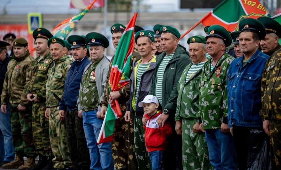 Уважаемые военнослужащие пограничных войск, дорогие ветераны пограничной службы! Поздравляю вас с профессиональным праздником!