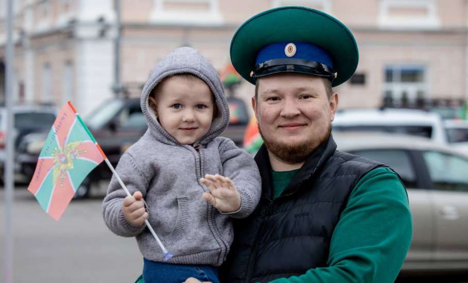 Уважаемые военнослужащие пограничных войск, дорогие ветераны пограничной службы! Поздравляю вас с профессиональным праздником!