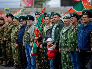 Уважаемые военнослужащие пограничных войск, дорогие ветераны пограничной службы! Поздравляю вас с профессиональным праздником!
