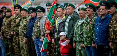 Уважаемые военнослужащие пограничных войск, дорогие ветераны пограничной службы! Поздравляю вас с профессиональным праздником!