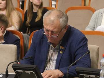 Руководитель природоохранного комитета Сергей Волобуев отметил, что в регионе остро стоит вопрос оснащения муниципальных образований контейнерами для сборки крупногабаритного мусора