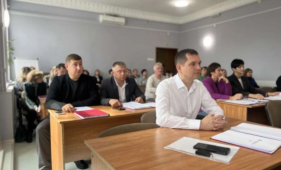 На состоявшейся сегодня сессии Совета депутатов Глава города Вячеслав Жабин представил отчет о деятельности органов местного самоуправления за предыдущий год