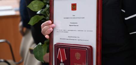 Сегодня в администрации городского округа город Елец состоялась торжественная церемония вручения государственных наград Героям города Воинской Славы Ельца