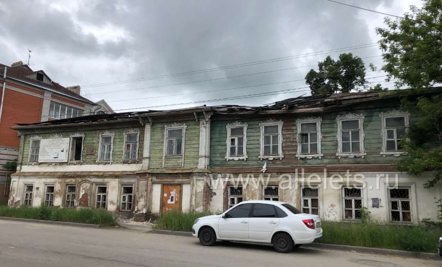 Остатки елецкой старины. Натуральное дерево, бревно, на камне