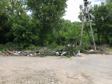 Куда делась целая контейнерная площадка для сбора мусора перед Знаменским женским монастырём?!