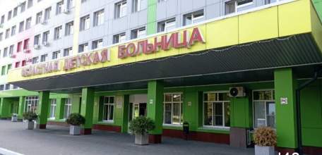 Брошенную об пол пятилетнюю девочку перевели из реанимации в нейрохирургию!