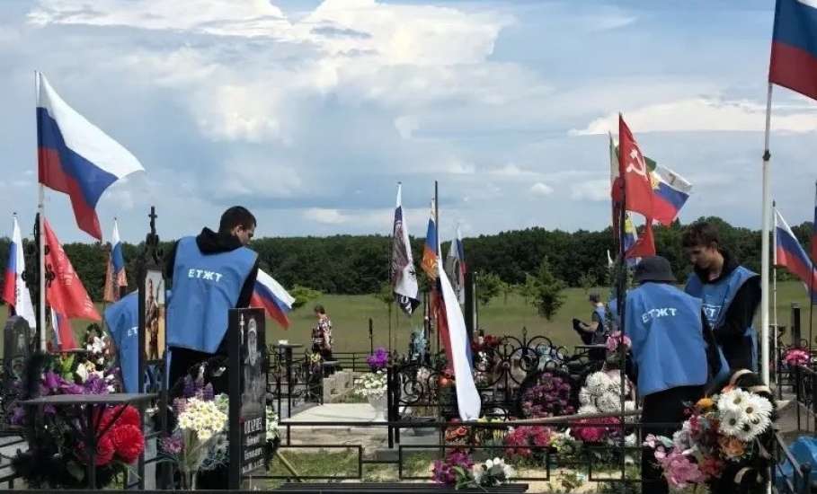На Аллее Славы города Ельца прошел очередной субботник