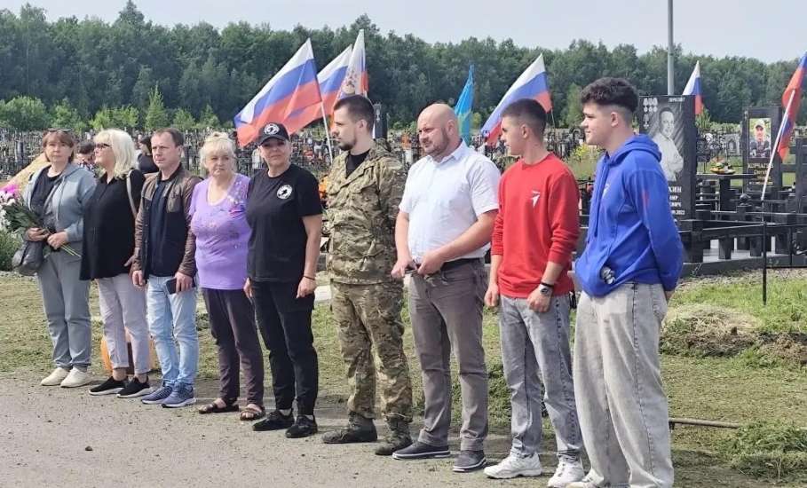 На Аллее Славы города Ельца прошел очередной субботник