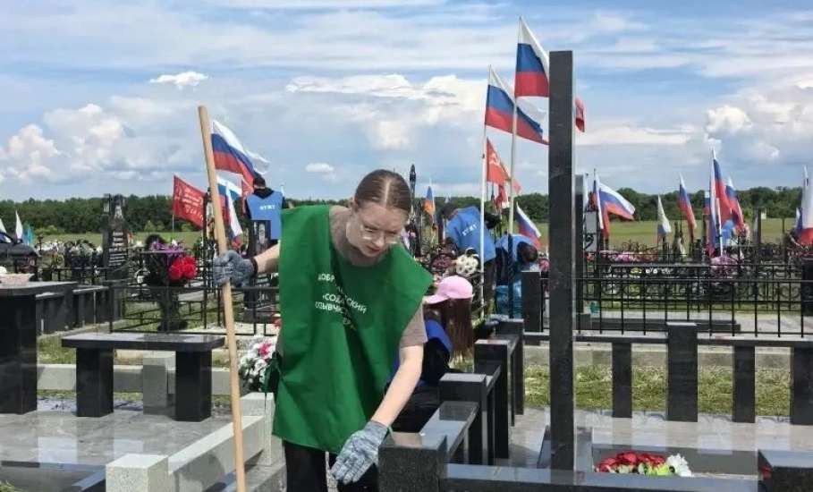 На Аллее Славы города Ельца прошел очередной субботник