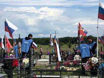 На Аллее Славы города Ельца прошел очередной субботник