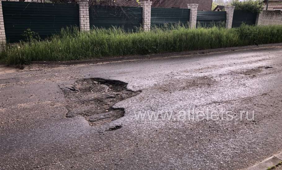 Автомобилисты города Ельца жалуются на множество глубоких ям в Пушкарском переулке!