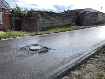 Автомобилисты города Ельца жалуются на множество глубоких ям в Пушкарском переулке!